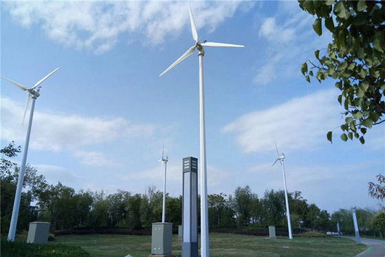 CE del voltaje de salida 380V del generador de turbina de viento del sistema de generador de viento de la rejilla 50KW IP54