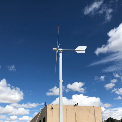 generadores de viento horizontales blancos axiales horizontales de la turbina de viento 5000W 1KW 48V 220V para el uso en el hogar